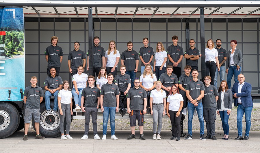 Gruppenfoto der Auszubildenden bei Kögel