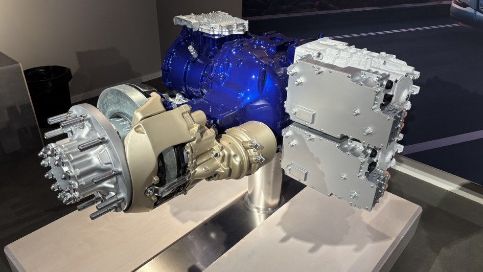 Detailansicht der neuen E-Achse von Volvo Trucks. An diese sind die beiden Elektromotoren sowie das automatisierte Sechsgang-Getriebe direkt angeflanscht 
