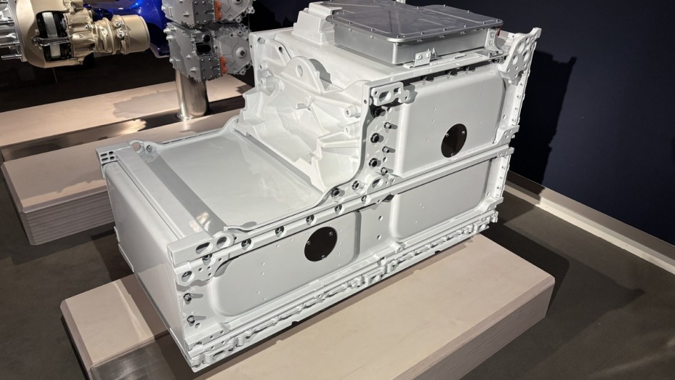 Blick auf die neuen L-förmigen Batteriepakete des neuen Volvo FH Aero Electric 6x2. Die NCA-Batterien bieten je eine nutzbare Kapazität von 90,6 kWh. Bei acht Paketen kommt so eine Gesamtkapazität von 725 kWh zusammen 