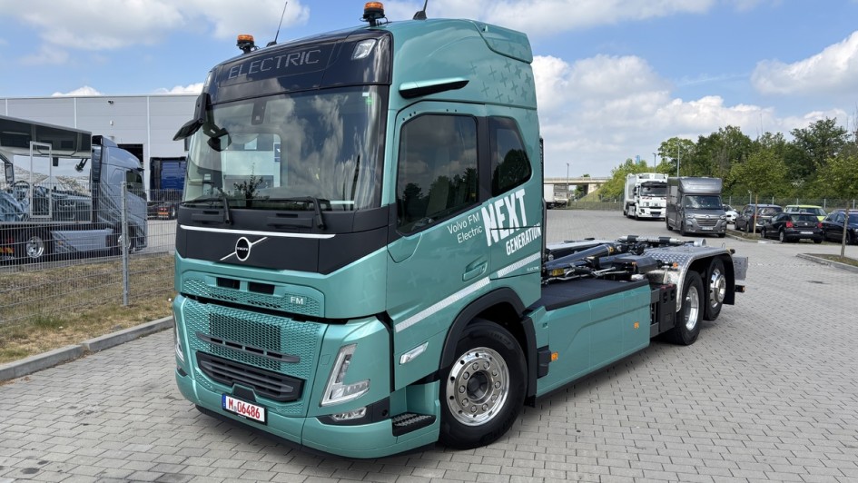 Außenansicht des neuen Volvo FM Electric, das 6x2-Fahrgestell trägt einen Abrollaufbau der Firma Meiller