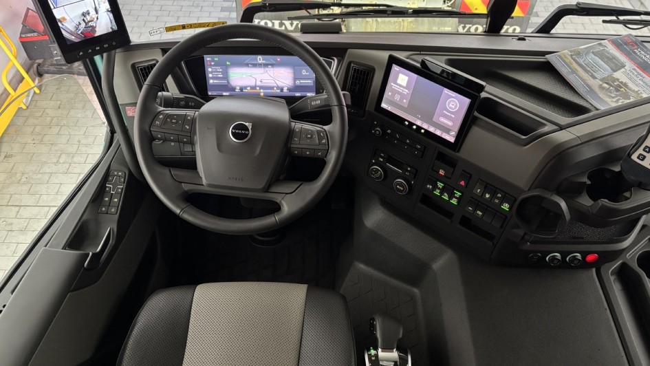 Blick in den Innenraum des neuen Volvo FM Electric. Das Cockpit blieb grundsätzlich unverändert