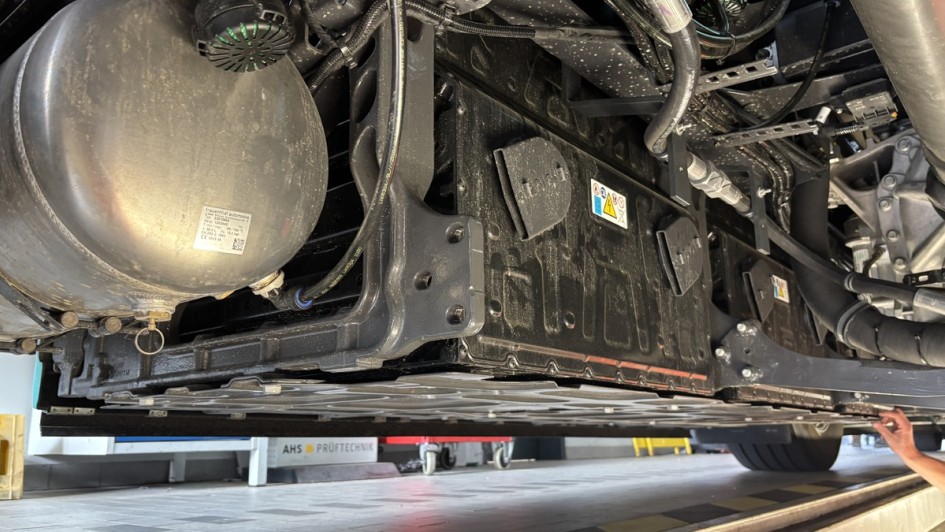 Blick unter den Volvo FM Electric auf eines der neuen 90-kWh-Akkupakete