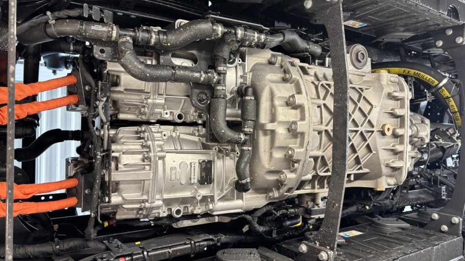 Blick unter den Volvo FM Electric auf die bedeiden Elektromotoren und das neue Achtgang-Getriebe