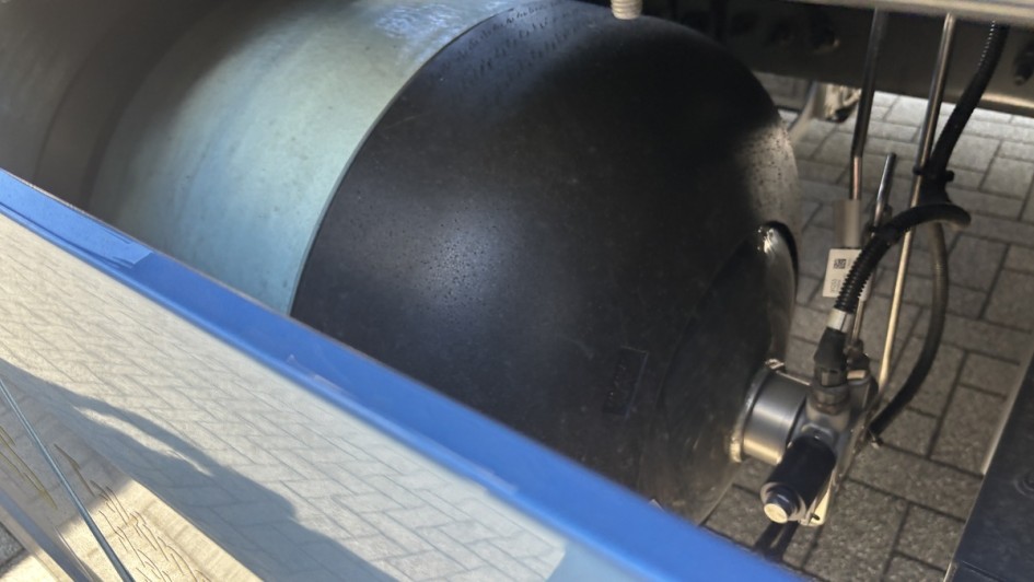 Detailansicht der hochfesten Wasserstoff-Tanks am Rahmen des Volvo FH Fuel Cell