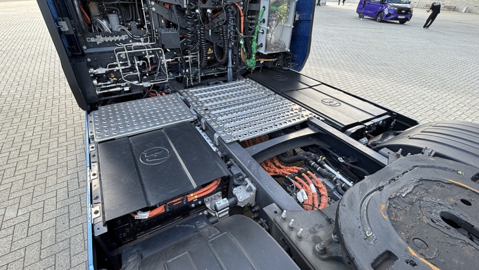 Blick hinter die Kabine und den Rahmen des Volvo FH Aero Fuel Cell. Man erkennt die Pufferbatterien rechts und links am Rahmen und die komplexe Technik im Turm hinter dem Fahrerhaus 