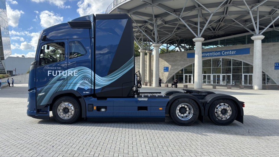 Profilansicht des Volvo FH Aero mit Wasserstoff-Verbrennungsmotor. Auch dieser Prototyp baut auf einem Dreiachs-Chassis auf