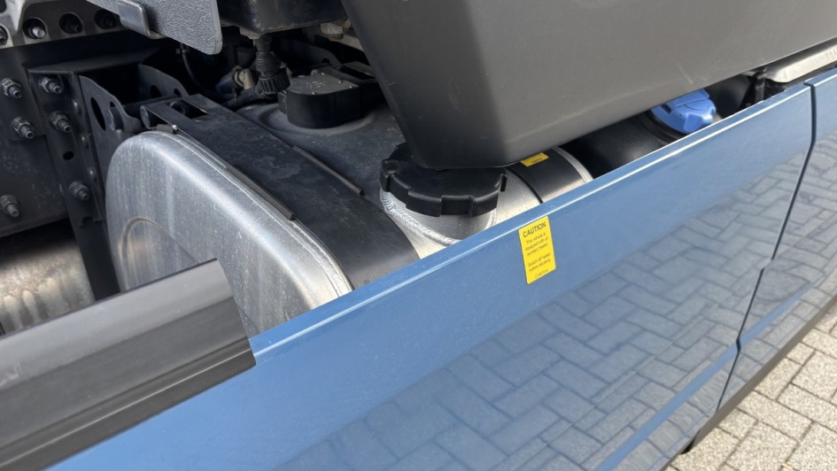 Ansicht des Diesel- und AdBlue-Tanks, die beim Volvo-Wasserstoffverbrenner auf der rechten Fahrzeugseite am Rahmen untergebracht sind 
