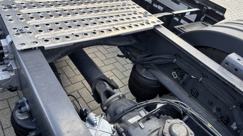 Blick auf die Kardanwelle des Volvo FH Aero mit Wasserstoff-Verbrennungsantrieb
