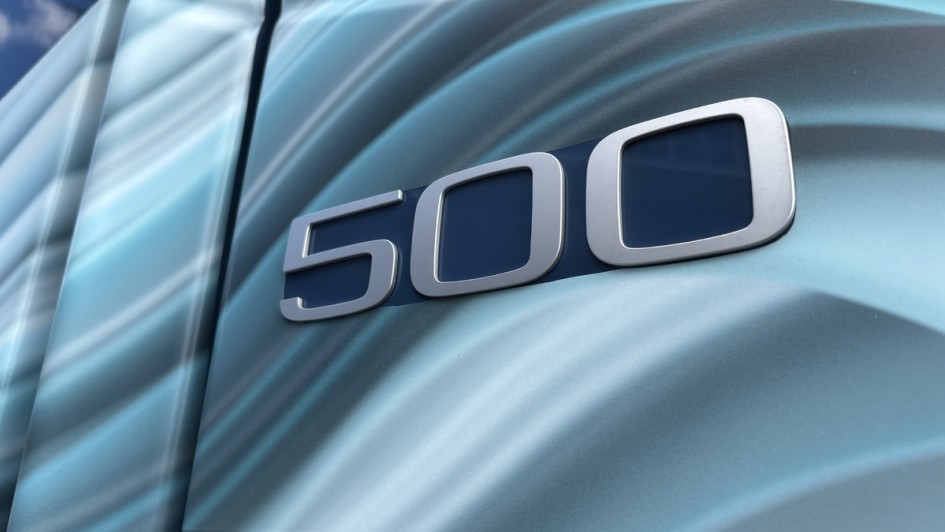 Blick auf die Zahl 500, die am Volvo FH Aero mit Wasserstoff-Verbrennungsantrieb klebt. Sie weist auf die 500 PS hin, die das Fahrzeug leistet
