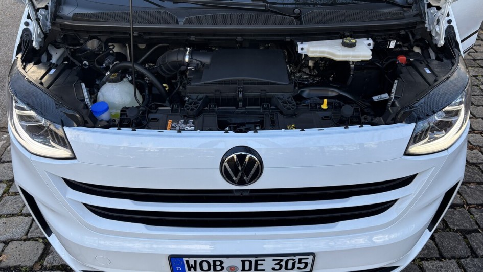 Blick in den Motorraum des neuen VW Transporters 
