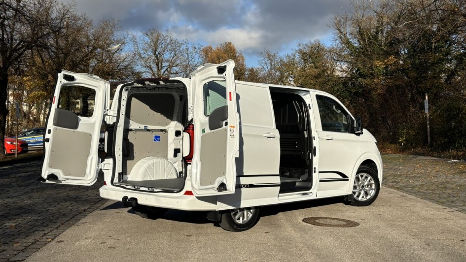 Seitliche Heckansicht des neuen VW Transporters, alle Türen zum Laderaum sind geöffnet