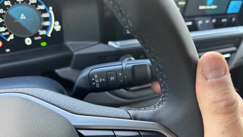 Blick auf den Automatikwählhebel, der sich rechts neben dem Lenkrad an der Lenksäule befindet