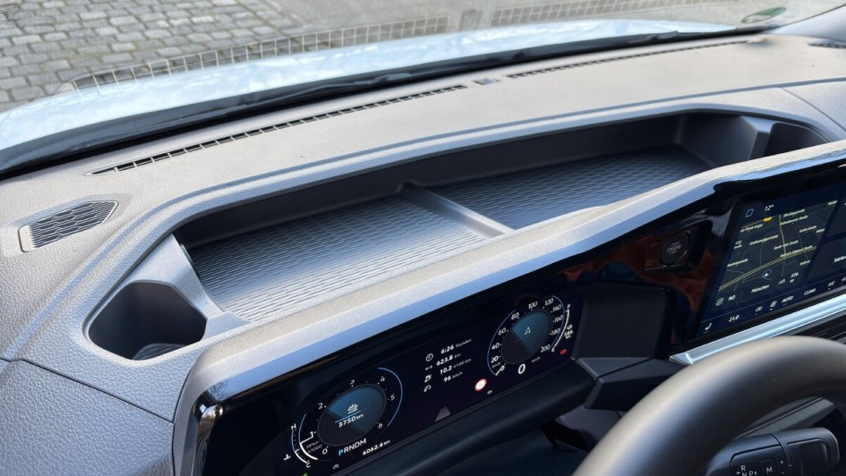 Blick auf die obere Ablage auf dem Armaturenbrett des VW Transporters 