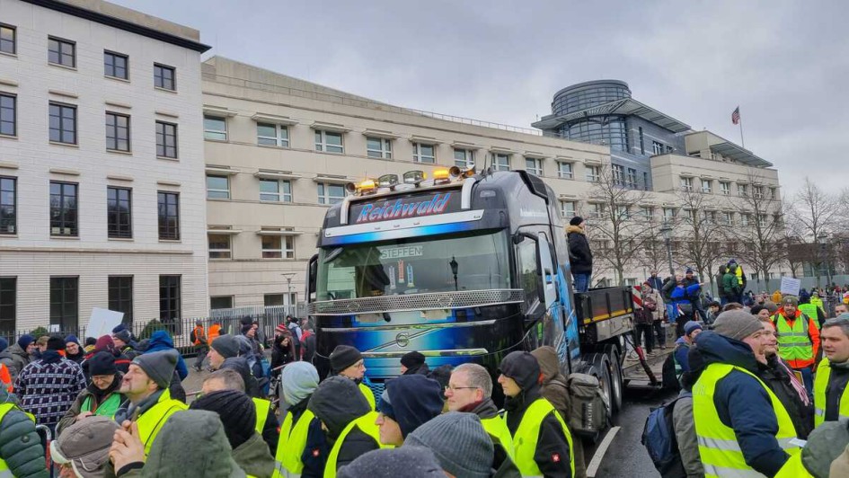 Lkw umgeben von einigen Menschen