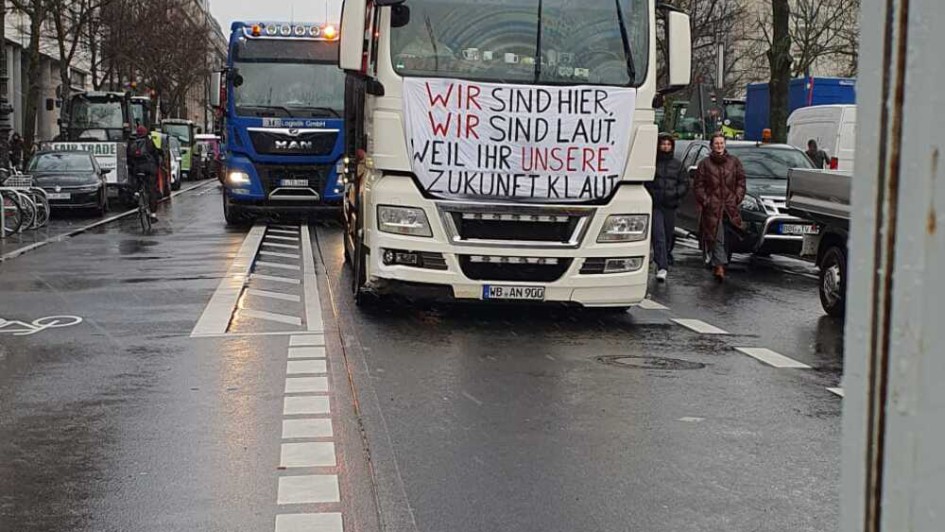Lkw mit Transparent