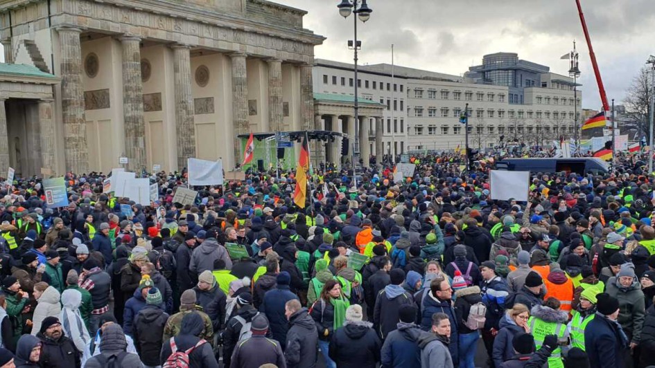 Menschenmenge vor dem Brandenburger Tor