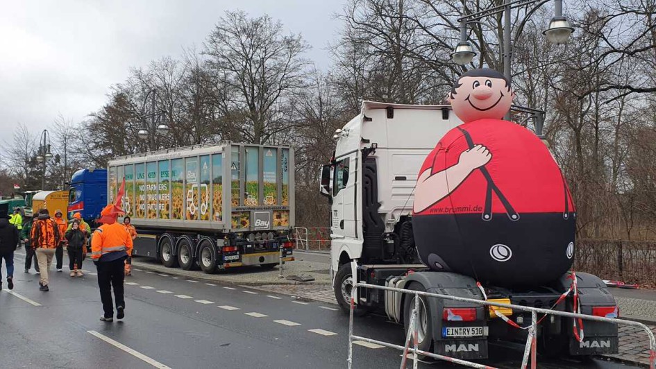 Lkws auf dem Weg zur großen Protestaktion in Berlin
