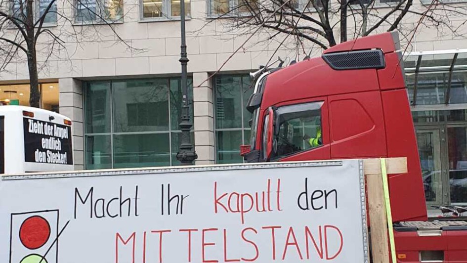 Transparent an einem LKW in Berlin