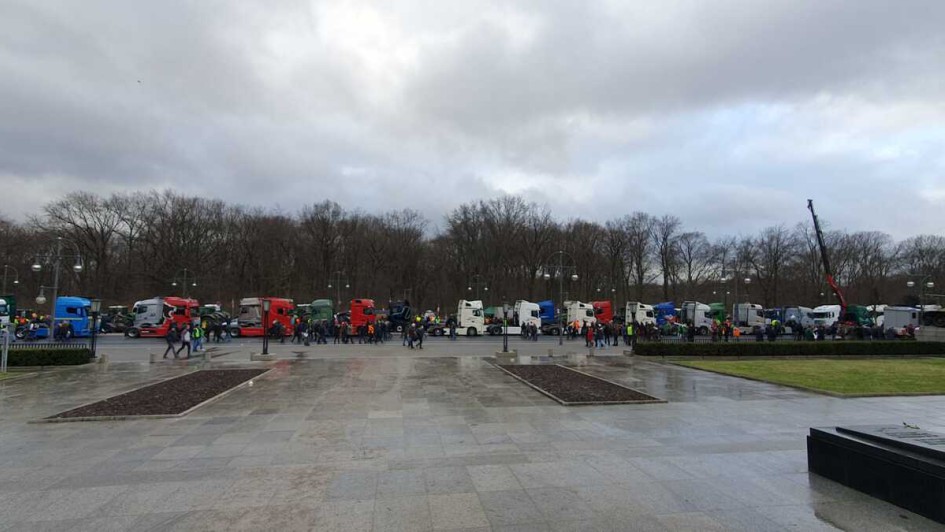 Lkws stehen an für die Demo in Berlin