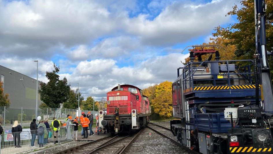 Aber auch für ältere Besucher war es spannend: So wurde ein KV-Umschlag demonstriert...