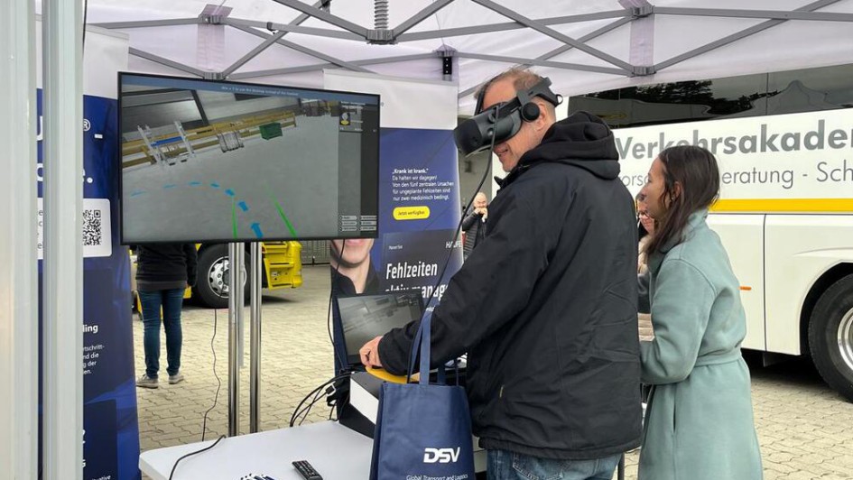 An Fahrsimulatoren und in Schnupper-Fahrten konnte man selbst Lkw- und Busfahren