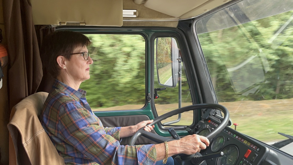 Chefin greift ins Lenkrad