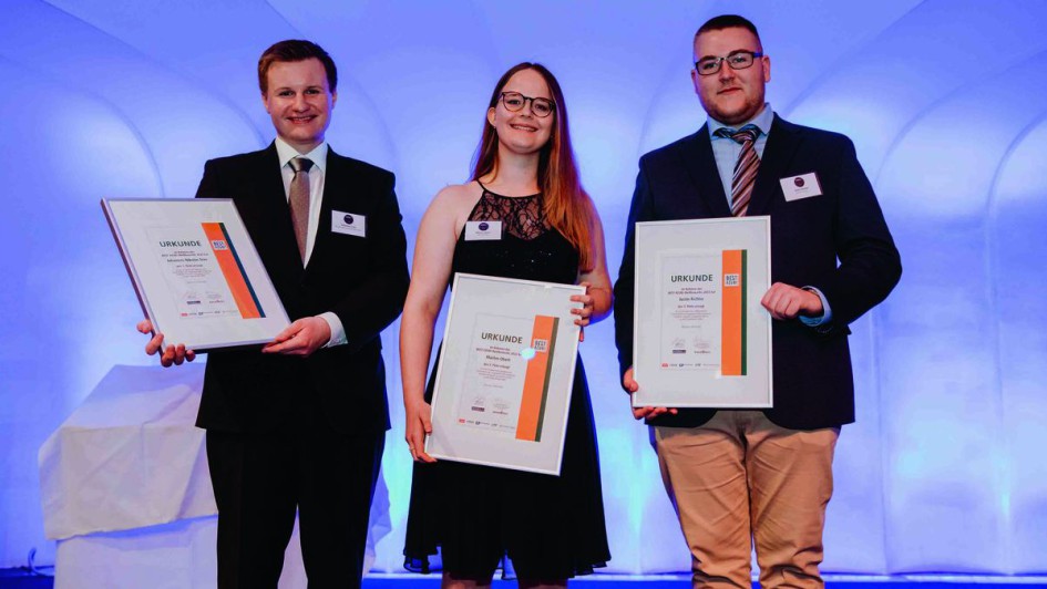 Best-Azubi-Gewinner mit Siegerurkunde