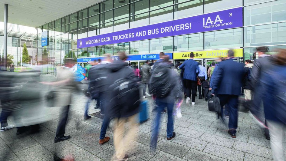 Leute strömen auf den Eingang der Messe IAA Transportation zu