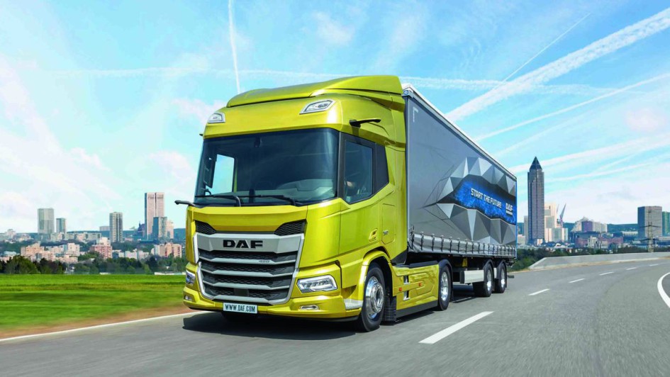 Goldener Lkw fährt auf der Straße 