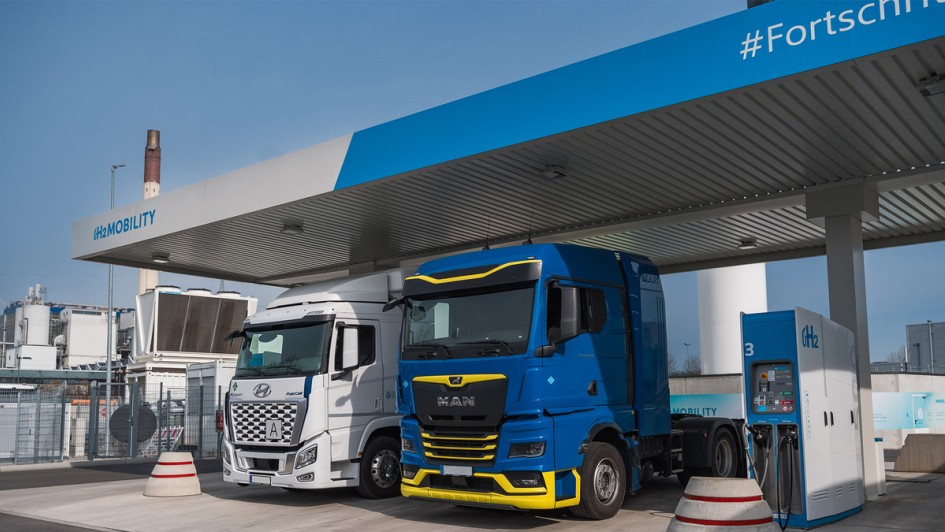 H2 Mobility_Tankstelle mit zwei LKWs__26.08.26