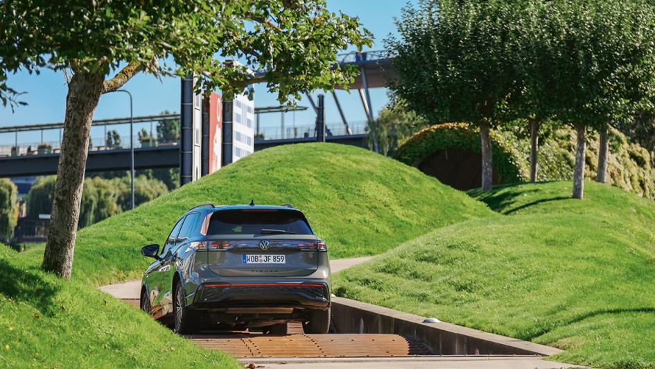 Geländewagen fährt auf unebenem Untergrund