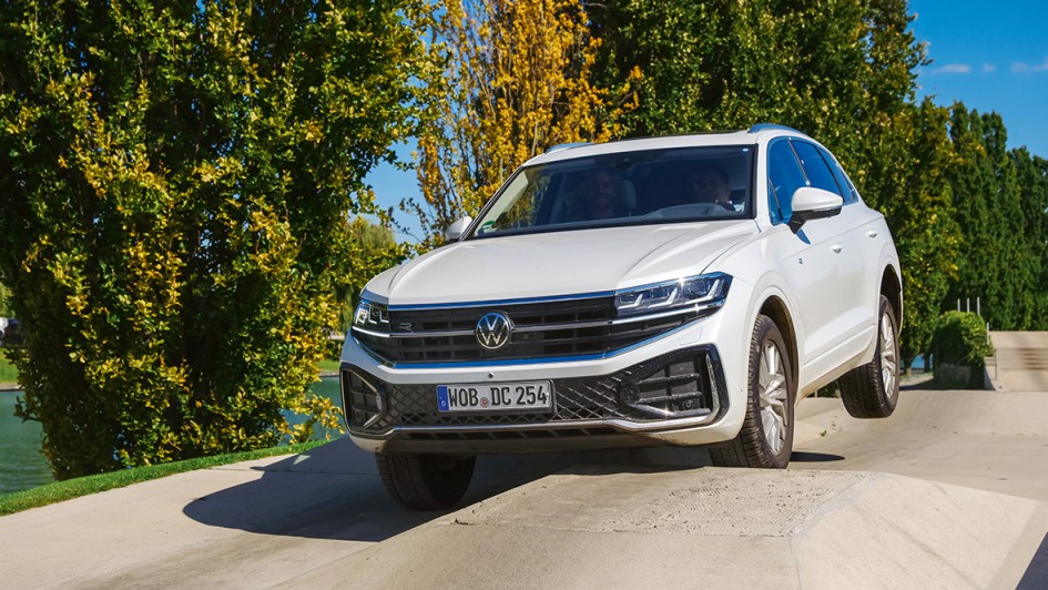 Geländewagen fährt unebenen Untergrund