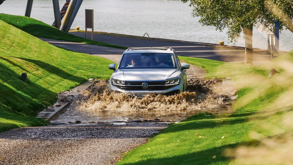 Geländewagen fährt durch Wasser