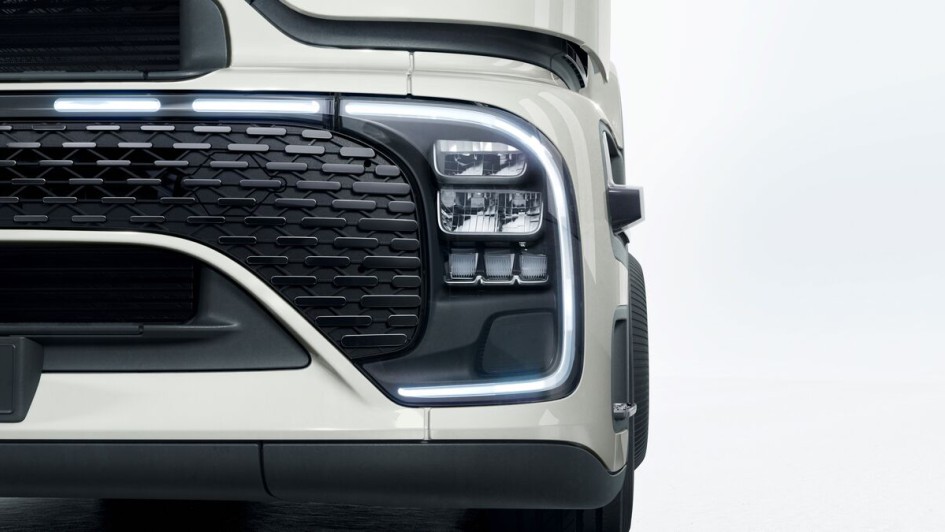 Mercedes-Benz eActros 600 Front Lightbar