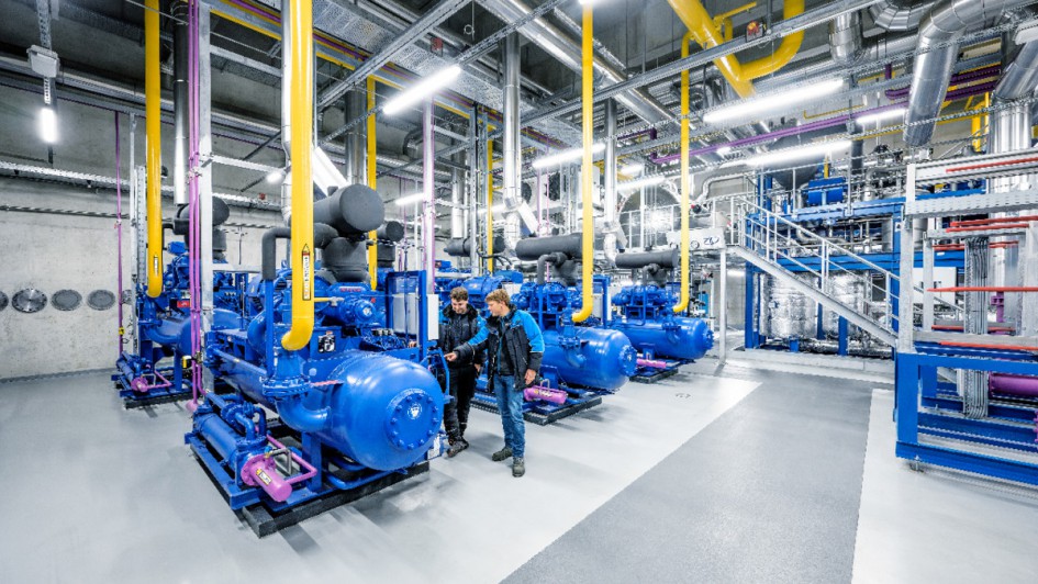 Techniker stehen vor Maschine